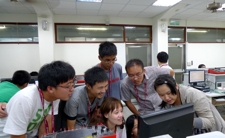 探花直播
学生与逢甲大学学生探讨手动实验