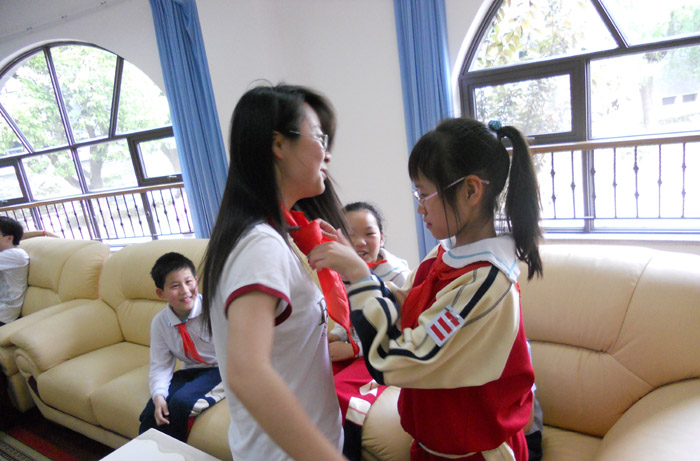 小学生为探花直播
志愿者系红领巾
