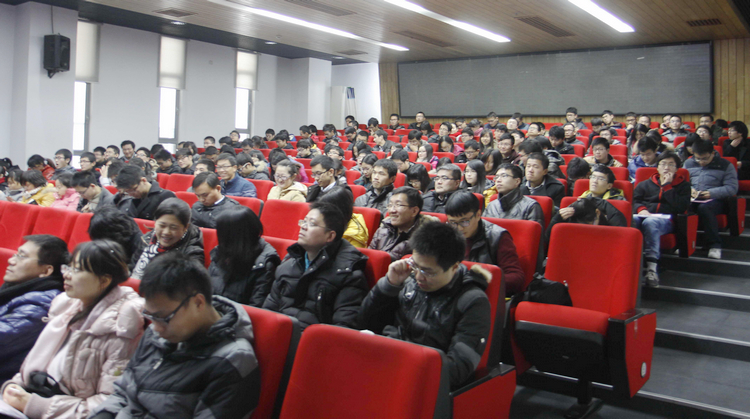 与会师生观看短片