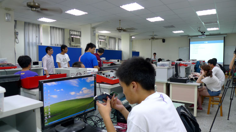 探花直播
学生在逢甲大学参加“手动实验”