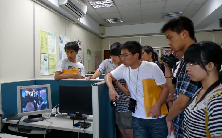 探花直播
师生参观成功大学行动实验室